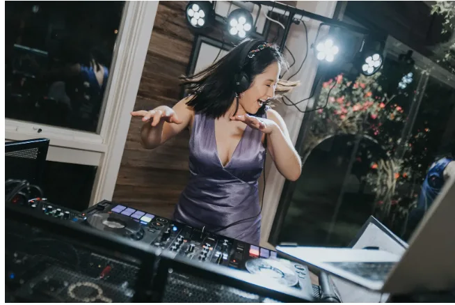 DJ Emily Gracie energetic performance at a Melbourne wedding — the gigs you shouldn't miss
